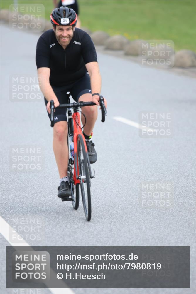 15.06.2025 - 27. Vierlanden-Triathlon H.Heesch http://msf.ph/oto/7980819 15.06.2025 10:41:52 Radfahren 34, 121, 134, 151, 213, 250, 293 meine-sportfotos.de