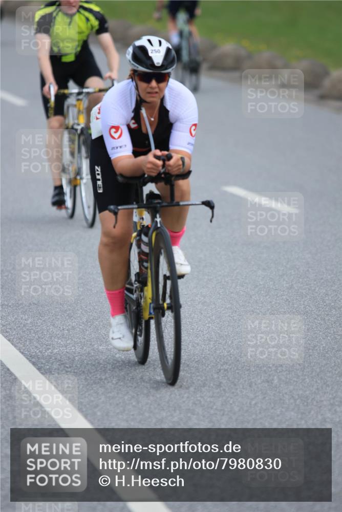 15.06.2025 - 27. Vierlanden-Triathlon H.Heesch http://msf.ph/oto/7980830 15.06.2025 10:41:53 Radfahren 34, 121, 134, 151, 213, 250, 293 meine-sportfotos.de