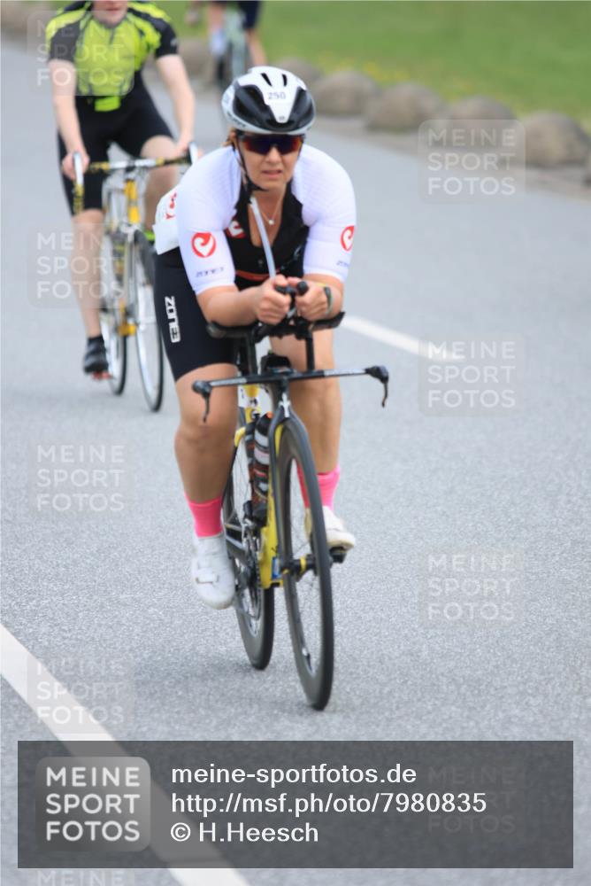 15.06.2025 - 27. Vierlanden-Triathlon H.Heesch http://msf.ph/oto/7980835 15.06.2025 10:41:54 Radfahren 34, 121, 134, 151, 213, 250, 293 meine-sportfotos.de