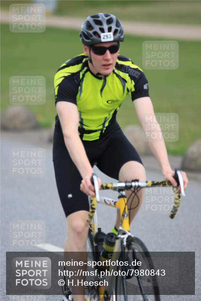15.06.2025 - 27. Vierlanden-Triathlon H.Heesch http://msf.ph/oto/7980843 15.06.2025 10:41:55 Radfahren 34, 121, 151, 213, 250, 293 meine-sportfotos.de