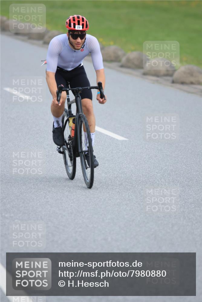 15.06.2025 - 27. Vierlanden-Triathlon H.Heesch http://msf.ph/oto/7980880 15.06.2025 10:42:15 Radfahren 29, 139, 287, 827 meine-sportfotos.de