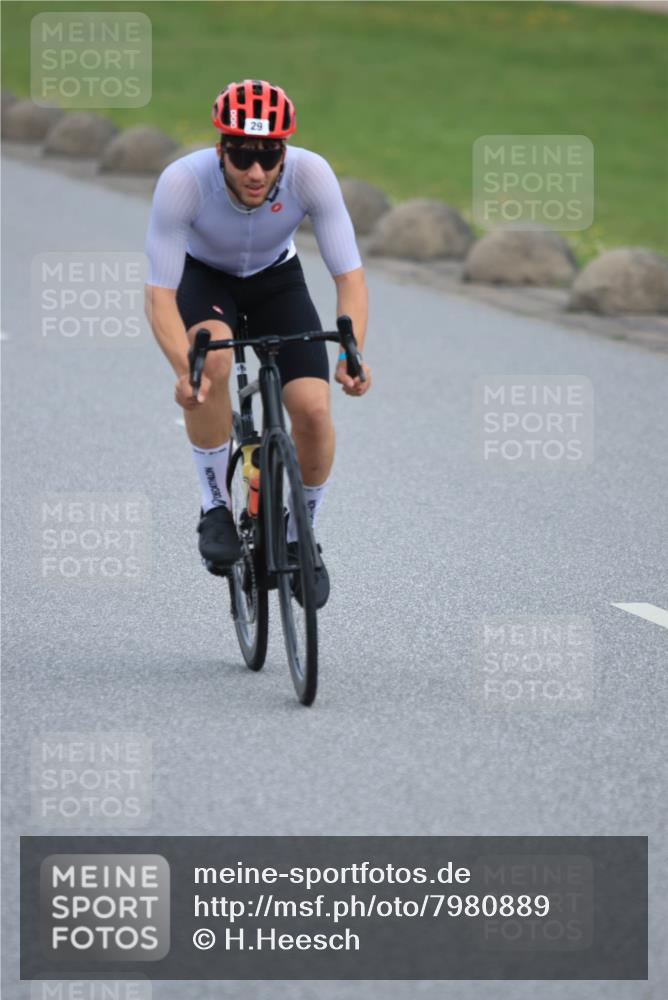 15.06.2025 - 27. Vierlanden-Triathlon H.Heesch http://msf.ph/oto/7980889 15.06.2025 10:42:15 Radfahren 29, 139, 287, 827 meine-sportfotos.de