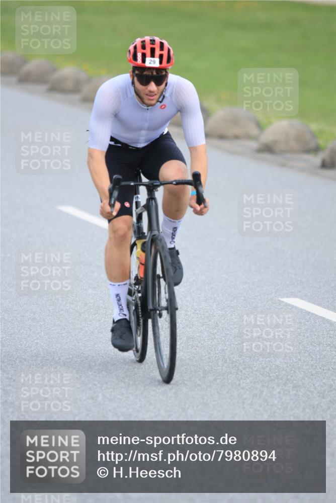 15.06.2025 - 27. Vierlanden-Triathlon H.Heesch http://msf.ph/oto/7980894 15.06.2025 10:42:16 Radfahren 29, 139, 287 meine-sportfotos.de