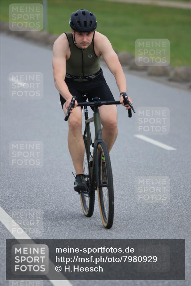 15.06.2025 - 27. Vierlanden-Triathlon H.Heesch http://msf.ph/oto/7980929 15.06.2025 10:42:21 Radfahren 139, 287 meine-sportfotos.de