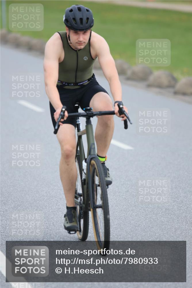 15.06.2025 - 27. Vierlanden-Triathlon H.Heesch http://msf.ph/oto/7980933 15.06.2025 10:42:21 Radfahren 139, 287 meine-sportfotos.de