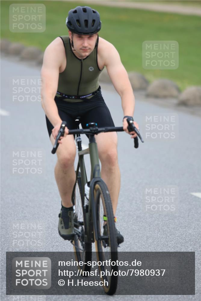 15.06.2025 - 27. Vierlanden-Triathlon H.Heesch http://msf.ph/oto/7980937 15.06.2025 10:42:21 Radfahren 139, 287 meine-sportfotos.de
