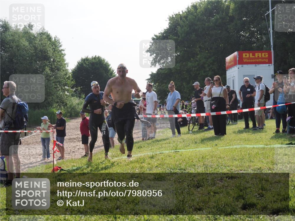 15.06.2025 - 27. Vierlanden-Triathlon KatJ http://msf.ph/oto/7980956 15.06.2025 08:45:55 Schwimmen 13, 106, 125, 142, 150 meine-sportfotos.de