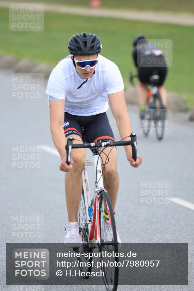 15.06.2025 - 27. Vierlanden-Triathlon H.Heesch http://msf.ph/oto/7980957 15.06.2025 10:42:44 Radfahren 115, 147, 199, 347, 1399 meine-sportfotos.de