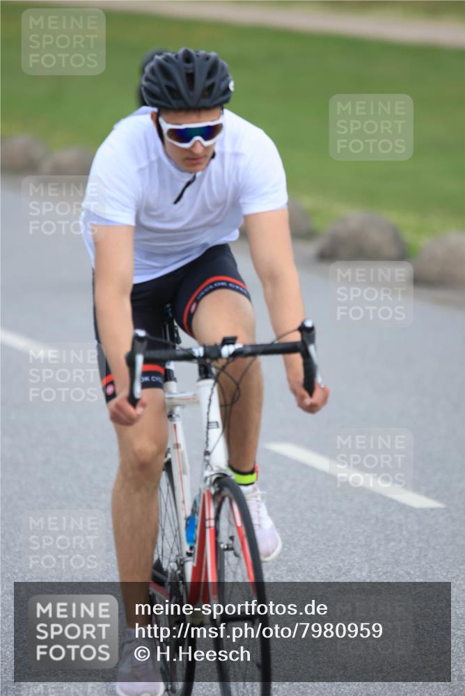15.06.2025 - 27. Vierlanden-Triathlon H.Heesch http://msf.ph/oto/7980959 15.06.2025 10:42:45 Radfahren 115, 147, 347, 1399 meine-sportfotos.de