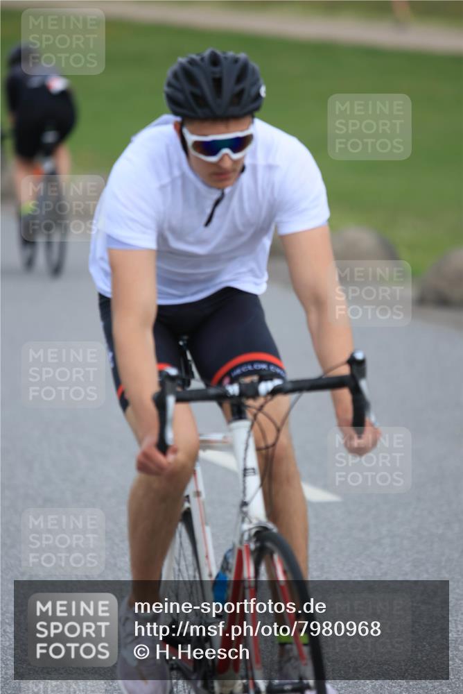 15.06.2025 - 27. Vierlanden-Triathlon H.Heesch http://msf.ph/oto/7980968 15.06.2025 10:42:45 Radfahren 115, 147, 347, 1399 meine-sportfotos.de