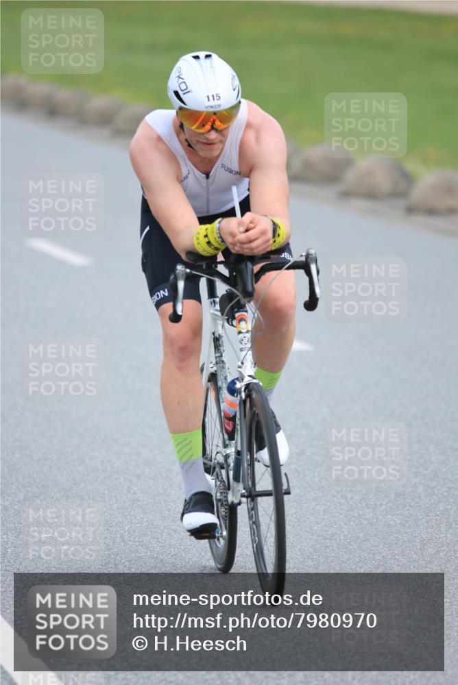 15.06.2025 - 27. Vierlanden-Triathlon H.Heesch http://msf.ph/oto/7980970 15.06.2025 10:42:51 Radfahren 115, 147 meine-sportfotos.de