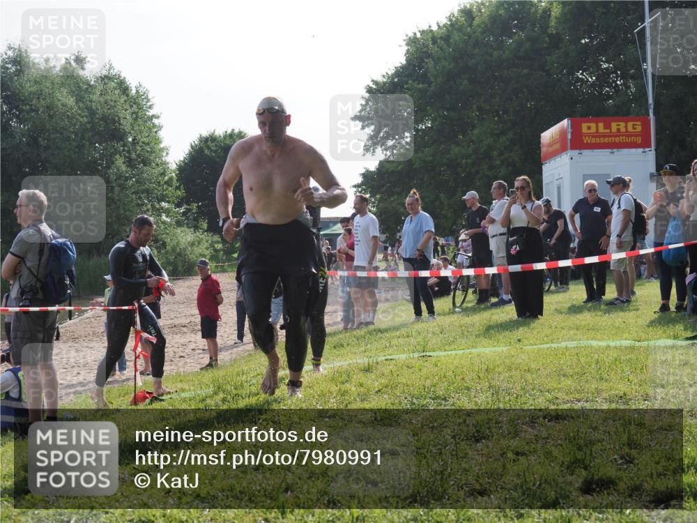 15.06.2025 - 27. Vierlanden-Triathlon KatJ http://msf.ph/oto/7980991 15.06.2025 08:45:56 Schwimmen 13, 106, 125, 142, 150 meine-sportfotos.de