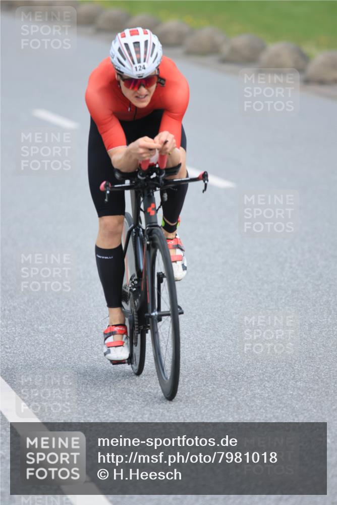 15.06.2025 - 27. Vierlanden-Triathlon H.Heesch http://msf.ph/oto/7981018 15.06.2025 10:43:12 Radfahren 65, 124, 160, 202, 266 meine-sportfotos.de