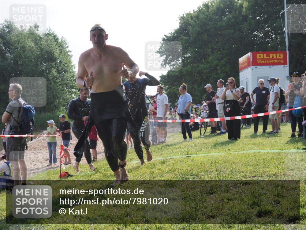 15.06.2025 - 27. Vierlanden-Triathlon KatJ http://msf.ph/oto/7981020 15.06.2025 08:45:56 Schwimmen 13, 106, 125, 142, 150 meine-sportfotos.de