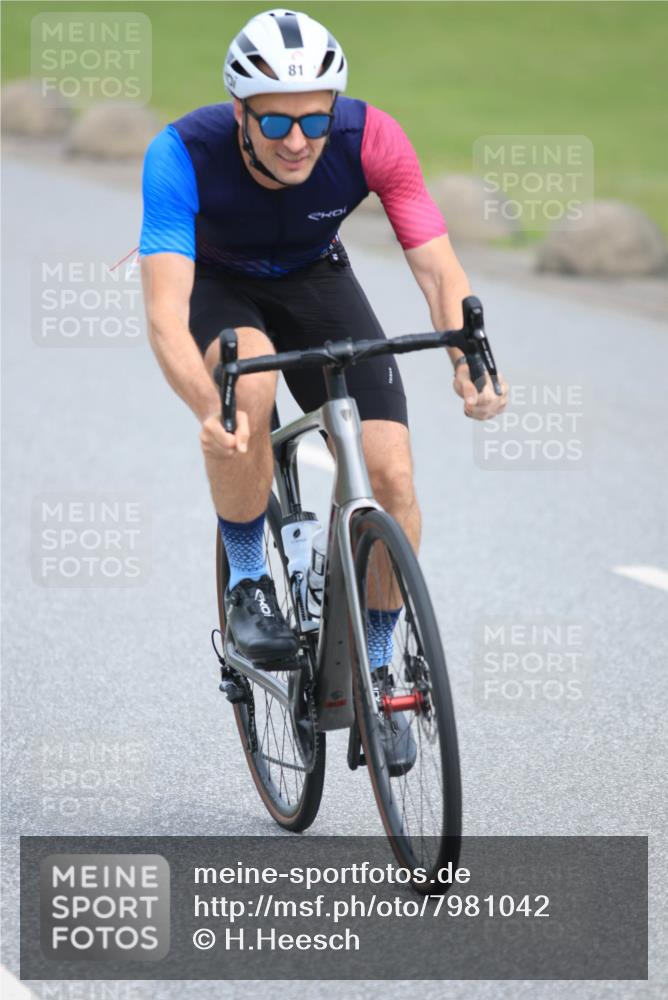 15.06.2025 - 27. Vierlanden-Triathlon H.Heesch http://msf.ph/oto/7981042 15.06.2025 10:45:36 Radfahren 81, 84, 415, 450 meine-sportfotos.de