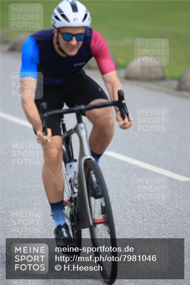15.06.2025 - 27. Vierlanden-Triathlon H.Heesch http://msf.ph/oto/7981046 15.06.2025 10:45:36 Radfahren 81, 84, 415, 450 meine-sportfotos.de
