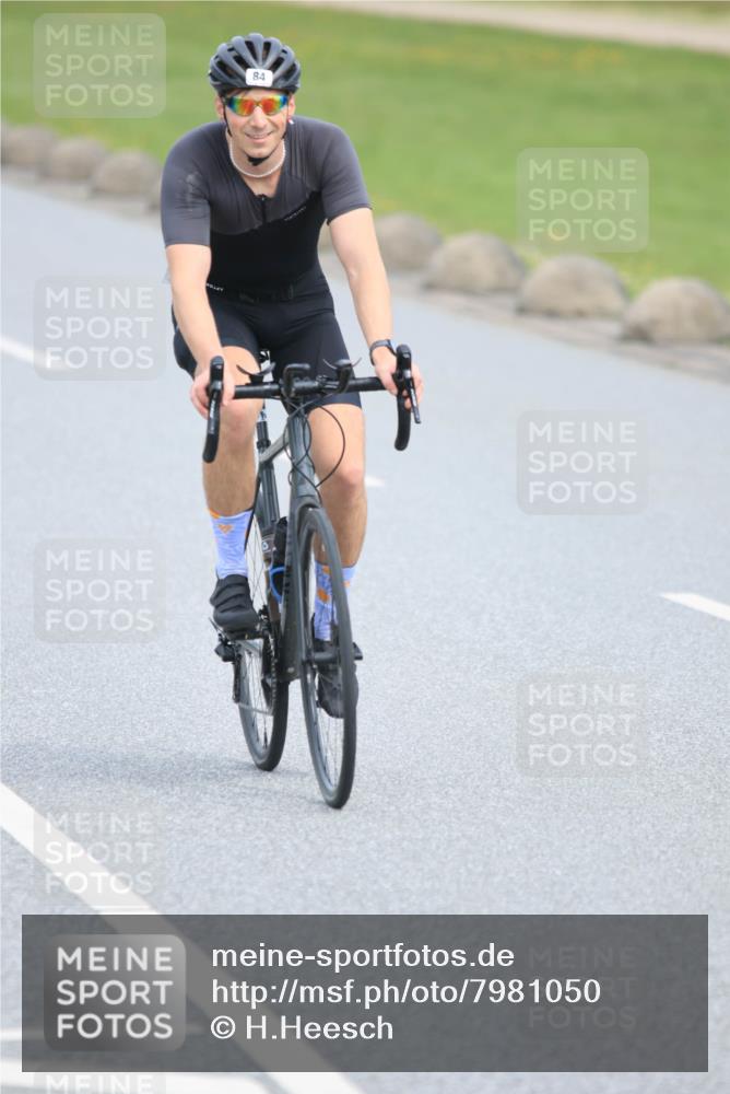 15.06.2025 - 27. Vierlanden-Triathlon H.Heesch http://msf.ph/oto/7981050 15.06.2025 10:45:38 Radfahren 81, 84, 450, 462 meine-sportfotos.de