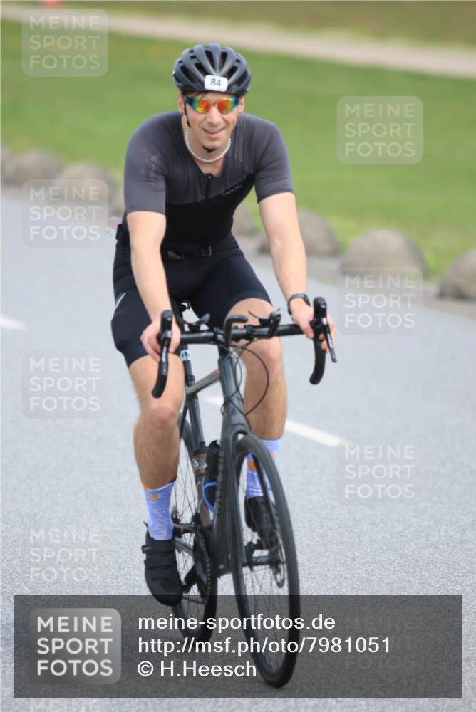 15.06.2025 - 27. Vierlanden-Triathlon H.Heesch http://msf.ph/oto/7981051 15.06.2025 10:45:39 Radfahren 81, 84, 450, 462 meine-sportfotos.de