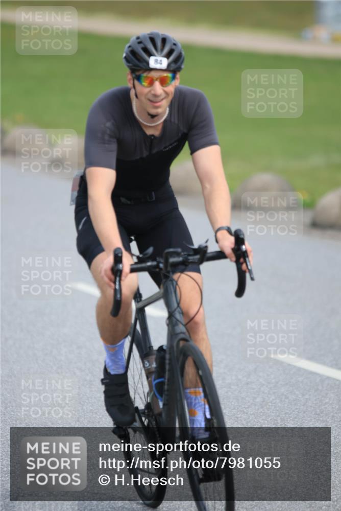 15.06.2025 - 27. Vierlanden-Triathlon H.Heesch http://msf.ph/oto/7981055 15.06.2025 10:45:39 Radfahren 81, 84, 450, 462 meine-sportfotos.de