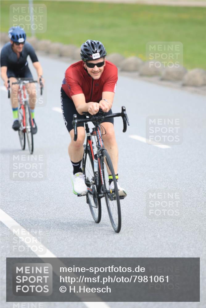15.06.2025 - 27. Vierlanden-Triathlon H.Heesch http://msf.ph/oto/7981061 15.06.2025 10:45:44 Radfahren 450, 462 meine-sportfotos.de