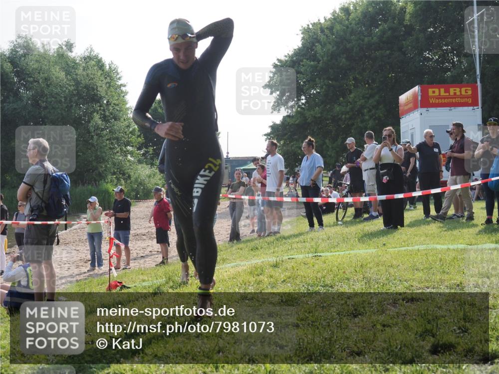 15.06.2025 - 27. Vierlanden-Triathlon KatJ http://msf.ph/oto/7981073 15.06.2025 08:45:57 Schwimmen 13, 106, 125, 142, 150 meine-sportfotos.de