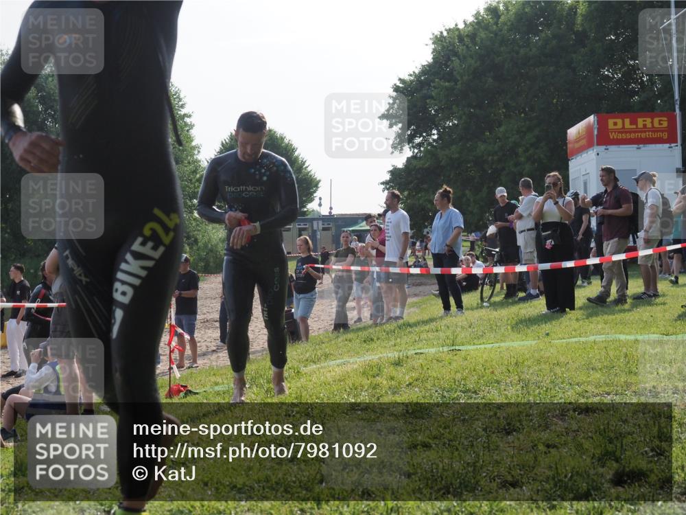 15.06.2025 - 27. Vierlanden-Triathlon KatJ http://msf.ph/oto/7981092 15.06.2025 08:45:58 Schwimmen 13, 106, 142, 150, 152 meine-sportfotos.de