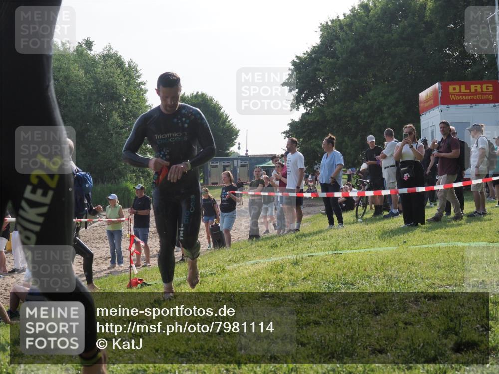 15.06.2025 - 27. Vierlanden-Triathlon KatJ http://msf.ph/oto/7981114 15.06.2025 08:45:58 Schwimmen 13, 106, 142, 150, 152 meine-sportfotos.de