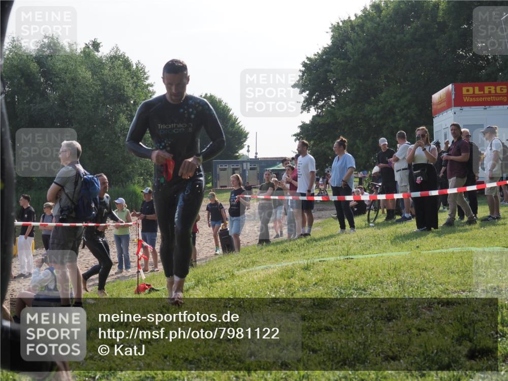 15.06.2025 - 27. Vierlanden-Triathlon KatJ http://msf.ph/oto/7981122 15.06.2025 08:45:59 Schwimmen 13, 106, 134, 142, 150, 152 meine-sportfotos.de