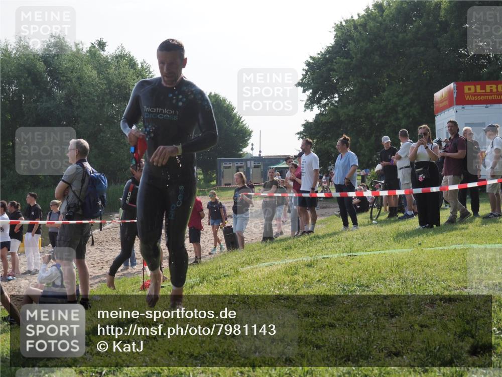 15.06.2025 - 27. Vierlanden-Triathlon KatJ http://msf.ph/oto/7981143 15.06.2025 08:45:59 Schwimmen 13, 106, 134, 142, 150, 152 meine-sportfotos.de