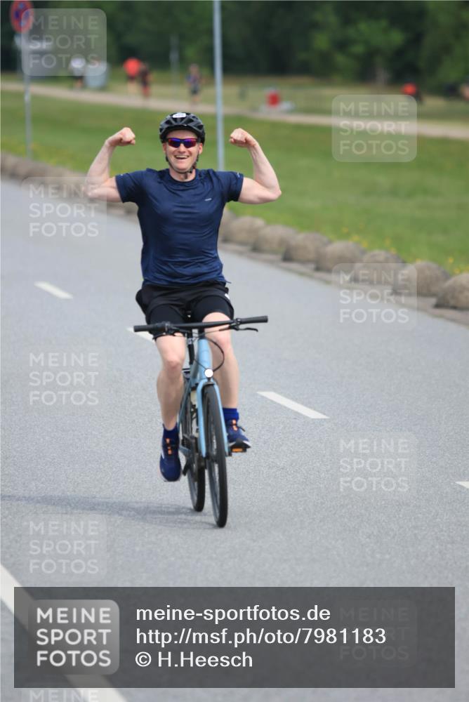 15.06.2025 - 27. Vierlanden-Triathlon H.Heesch http://msf.ph/oto/7981183 15.06.2025 10:46:53 Radfahren 315, 325, 364, 455 meine-sportfotos.de