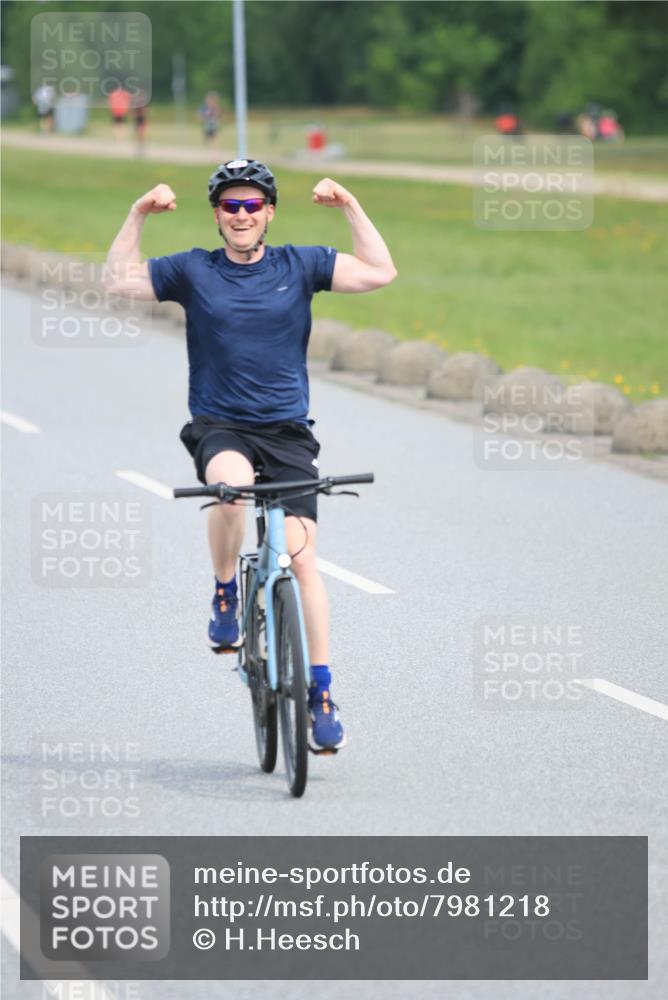15.06.2025 - 27. Vierlanden-Triathlon H.Heesch http://msf.ph/oto/7981218 15.06.2025 10:46:53 Radfahren 315, 325, 364, 455 meine-sportfotos.de