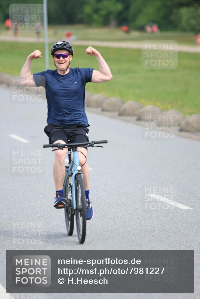 15.06.2025 - 27. Vierlanden-Triathlon H.Heesch http://msf.ph/oto/7981227 15.06.2025 10:46:53 Radfahren 315, 325, 364, 455 meine-sportfotos.de