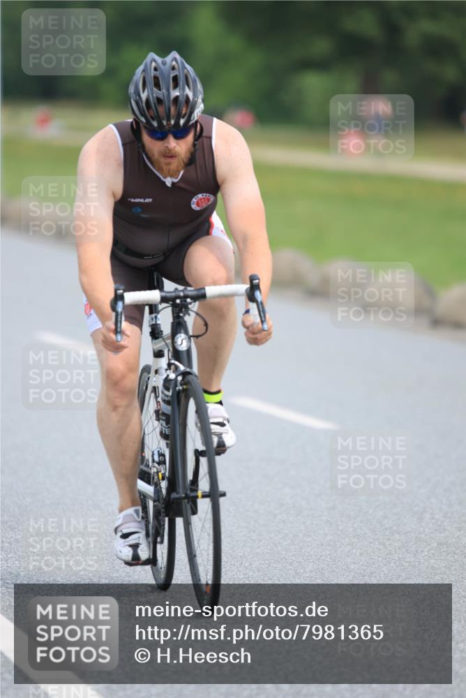 15.06.2025 - 27. Vierlanden-Triathlon H.Heesch http://msf.ph/oto/7981365 15.06.2025 10:47:29 Radfahren 114, 152, 228, 401, 410, 414 meine-sportfotos.de