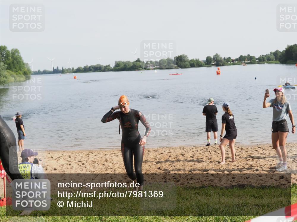 21.06.2025 - 27. Vierlanden-Triathlon MichiJ http://msf.ph/oto/7981369 15.06.2026 09:02:46 Schwimmen 200, 210, 223 meine-sportfotos.de