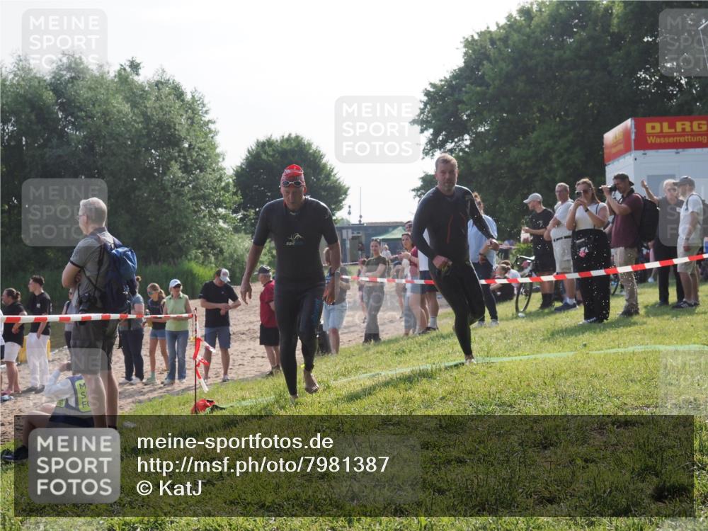 15.06.2025 - 27. Vierlanden-Triathlon KatJ http://msf.ph/oto/7981387 15.06.2025 08:46:06 Schwimmen 106, 134, 142, 152, 194 meine-sportfotos.de