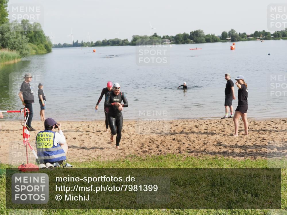 21.06.2025 - 27. Vierlanden-Triathlon MichiJ http://msf.ph/oto/7981399 15.06.2026 09:03:08 Schwimmen 219, 248 meine-sportfotos.de
