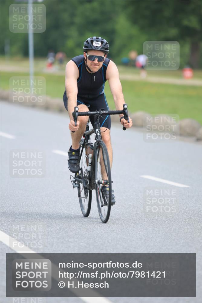 15.06.2025 - 27. Vierlanden-Triathlon H.Heesch http://msf.ph/oto/7981421 15.06.2025 10:47:48 Radfahren 37, 168, 172, 396, 402, 1397 meine-sportfotos.de