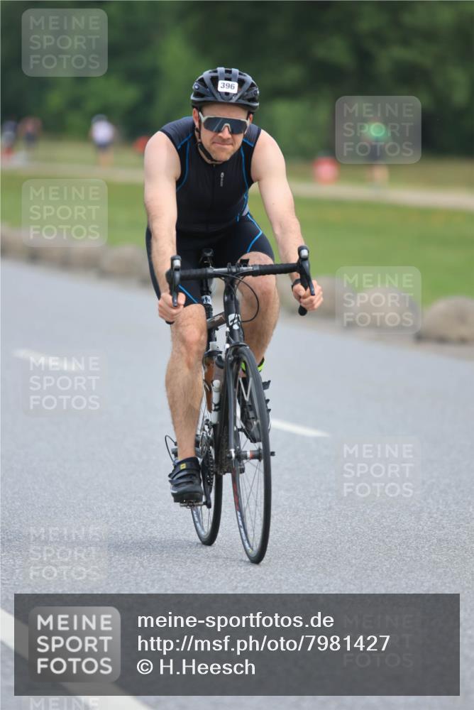 15.06.2025 - 27. Vierlanden-Triathlon H.Heesch http://msf.ph/oto/7981427 15.06.2025 10:47:48 Radfahren 37, 168, 172, 396, 402, 1397 meine-sportfotos.de