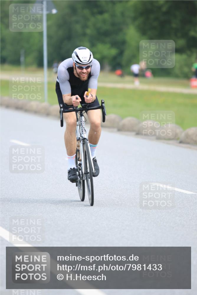 15.06.2025 - 27. Vierlanden-Triathlon H.Heesch http://msf.ph/oto/7981433 15.06.2025 10:47:50 Radfahren 27, 37, 168, 172, 396, 1397 meine-sportfotos.de