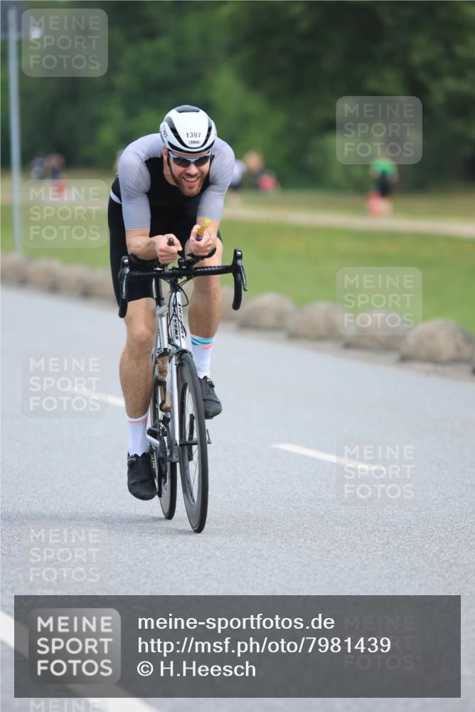 15.06.2025 - 27. Vierlanden-Triathlon H.Heesch http://msf.ph/oto/7981439 15.06.2025 10:47:50 Radfahren 27, 37, 168, 172, 396, 1397 meine-sportfotos.de