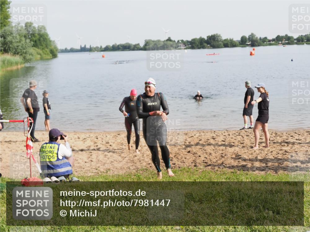 21.06.2025 - 27. Vierlanden-Triathlon MichiJ http://msf.ph/oto/7981447 15.06.2026 09:03:09 Schwimmen 219, 248 meine-sportfotos.de