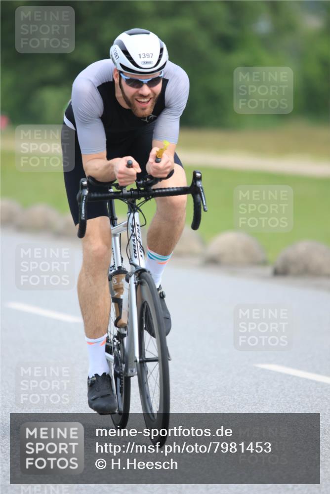 15.06.2025 - 27. Vierlanden-Triathlon H.Heesch http://msf.ph/oto/7981453 15.06.2025 10:47:51 Radfahren 27, 37, 168, 172, 396, 1397 meine-sportfotos.de