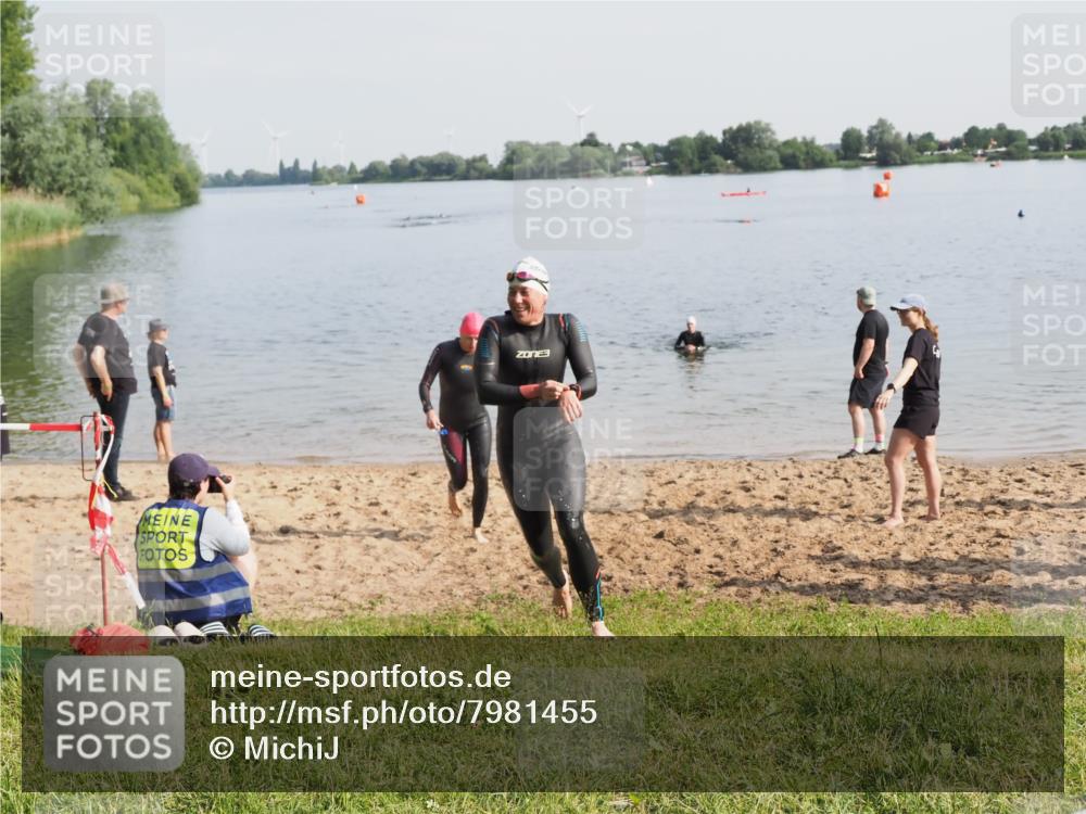 21.06.2025 - 27. Vierlanden-Triathlon MichiJ http://msf.ph/oto/7981455 15.06.2026 09:03:09 Schwimmen 219, 248 meine-sportfotos.de