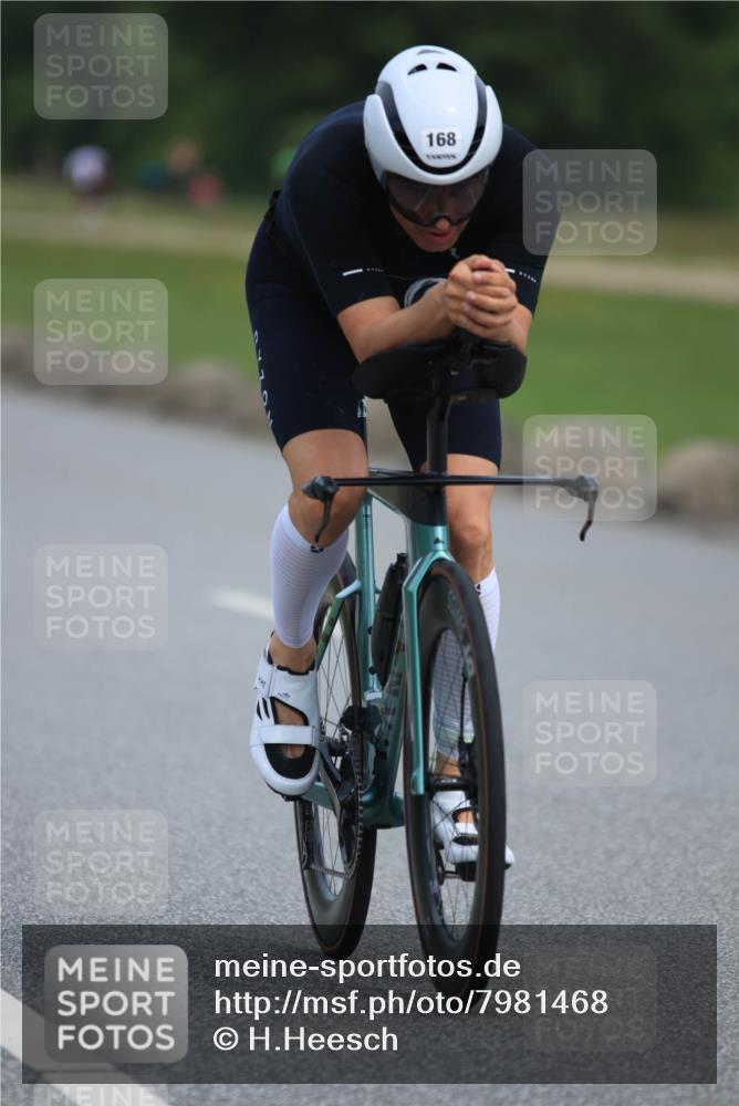 15.06.2025 - 27. Vierlanden-Triathlon H.Heesch http://msf.ph/oto/7981468 15.06.2025 10:47:53 Radfahren 27, 37, 168, 172, 1397 meine-sportfotos.de
