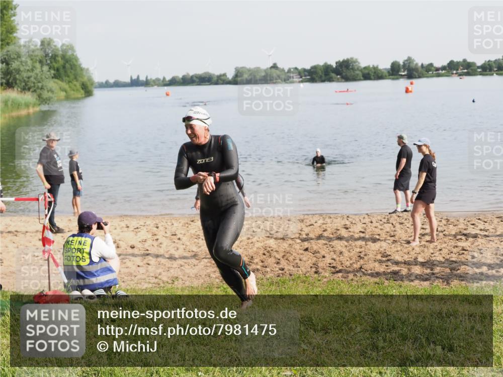 21.06.2025 - 27. Vierlanden-Triathlon MichiJ http://msf.ph/oto/7981475 15.06.2026 09:03:09 Schwimmen 219, 248 meine-sportfotos.de