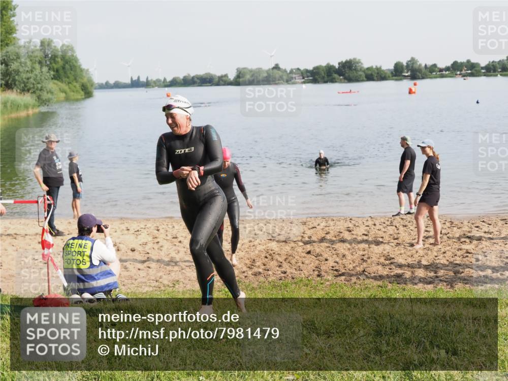 21.06.2025 - 27. Vierlanden-Triathlon MichiJ http://msf.ph/oto/7981479 15.06.2026 09:03:09 Schwimmen 219, 248 meine-sportfotos.de
