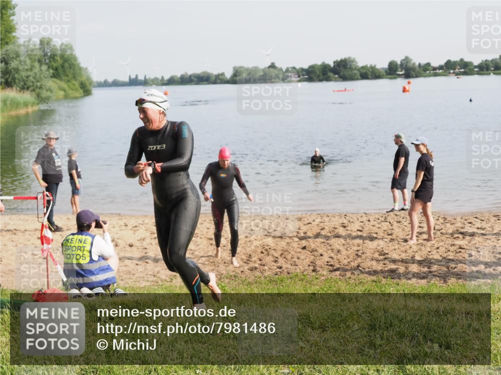 21.06.2025 - 27. Vierlanden-Triathlon MichiJ http://msf.ph/oto/7981486 15.06.2026 09:03:10 Schwimmen 219, 248 meine-sportfotos.de