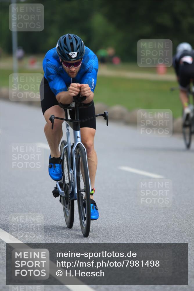 15.06.2025 - 27. Vierlanden-Triathlon H.Heesch http://msf.ph/oto/7981498 15.06.2025 10:47:57 Radfahren 27, 37, 109, 142, 172 meine-sportfotos.de
