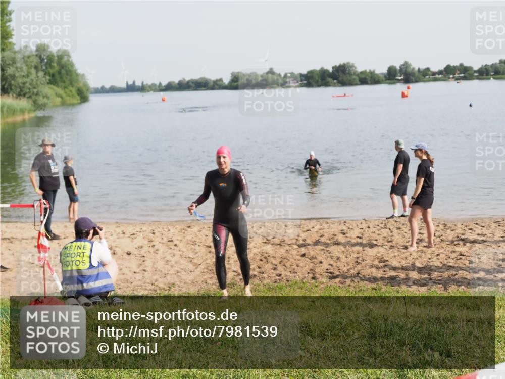 21.06.2025 - 27. Vierlanden-Triathlon MichiJ http://msf.ph/oto/7981539 15.06.2026 09:03:11 Schwimmen 219, 248 meine-sportfotos.de
