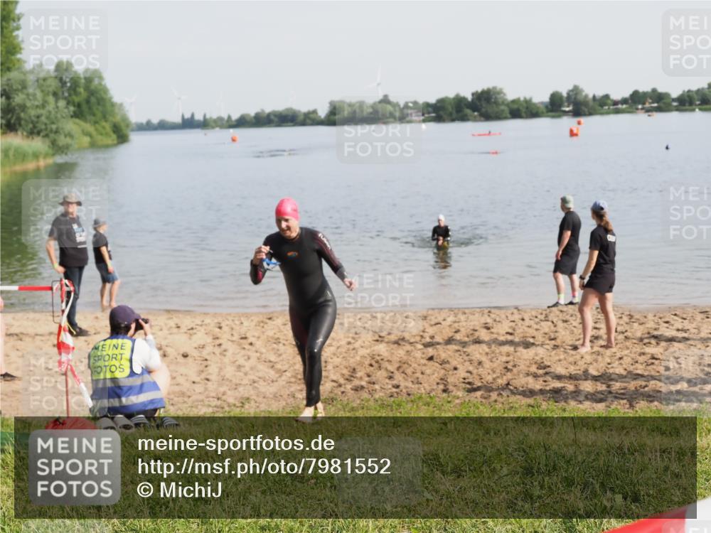 21.06.2025 - 27. Vierlanden-Triathlon MichiJ http://msf.ph/oto/7981552 15.06.2026 09:03:11 Schwimmen 219, 248 meine-sportfotos.de